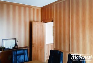 Boiserie in legno a tutta parete per un avvocato a Milano