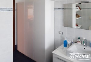 Mobile bagno laccato bianco a Milano