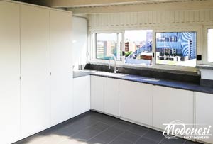 Mobili per lavanderia in veranda per appartamento a Milano