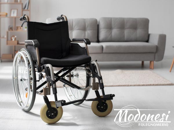 Arredamenti per disabili Milano: salotto con rappresentazione di sedia vuota