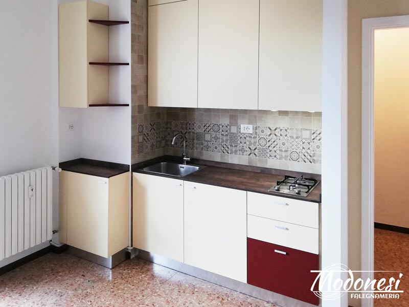 Arredamento per mansarda: cucina mobile su misura
