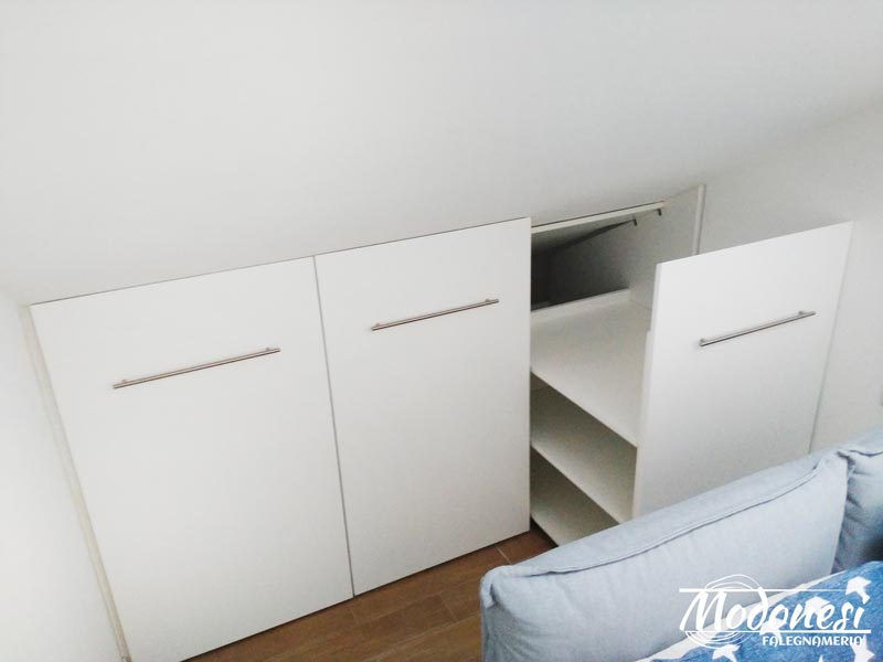 Arredamento per mansarda: camera da letto cassettoni