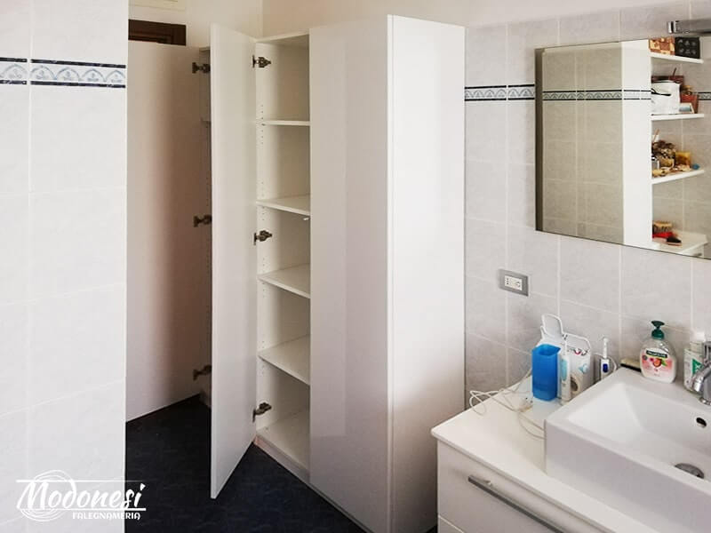 Mobile bianco lucido per il bagno