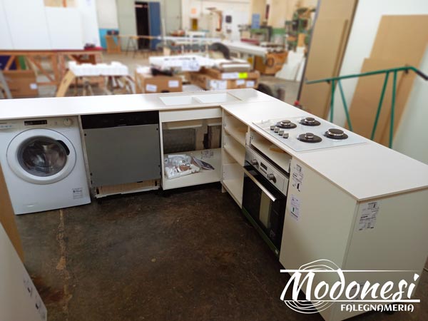 Cucina Angolare Moderna Milano: vista completa mobile bianco finito