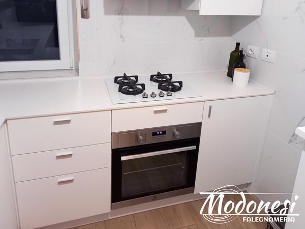 Cucina Angolare Moderna Milano: cucina bianca focus fornelli e forno