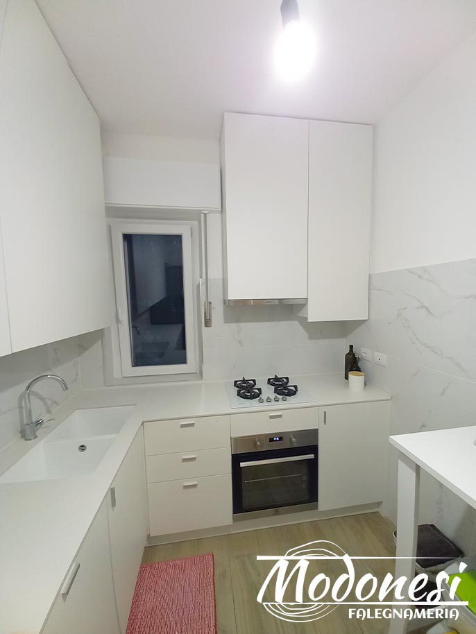 Cucina Angolare Moderna Milano: cucina bianca vista frontale