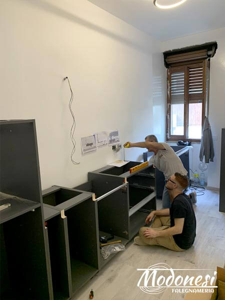 Cucina Lineare Moderna Su Misura Milano: montaggio mobile