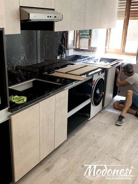 Cucina Lineare Moderna Su Misura Milano: montaggio ante