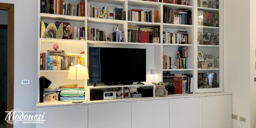 Libreria con TV Milano: la Soluzione Firmata Falegnameria Modonesi
