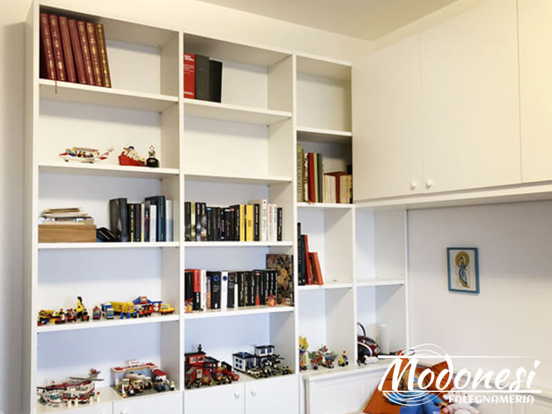 Libreria ad angolo moderna per una camerata