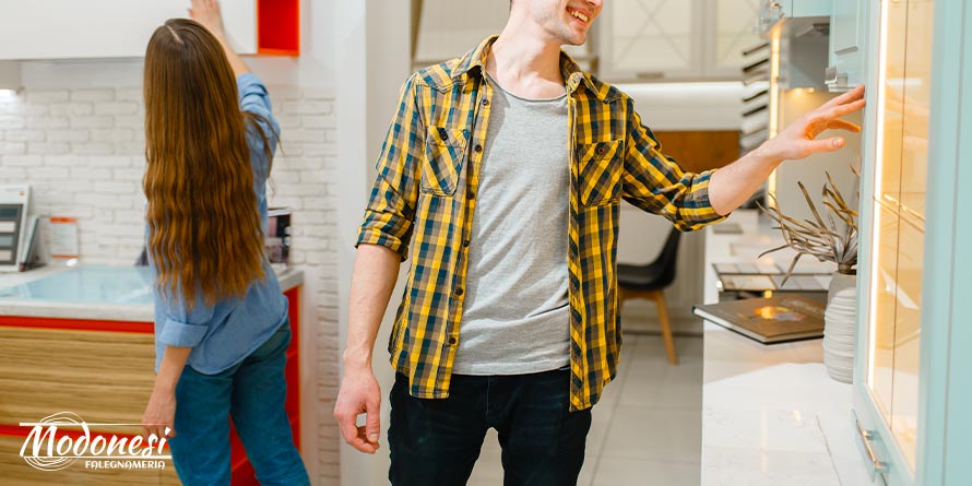 Piani Cucina su Misura Milano: persone che cercano il piano cucina perfetta