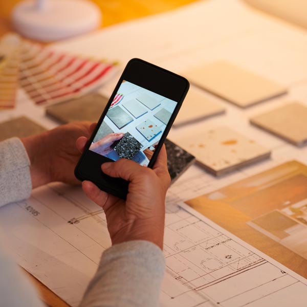 Progettazione Mobile Milano: falegname scatta delle foto dei campioni