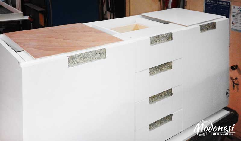 Mobile da bagno su misura in legno con due lavabi Mobile da bagno su misura in legno con due lavabi