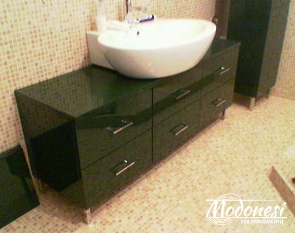 Mobile da bagno su misura in MDF verde Mobile da bagno su misura in MDF verde