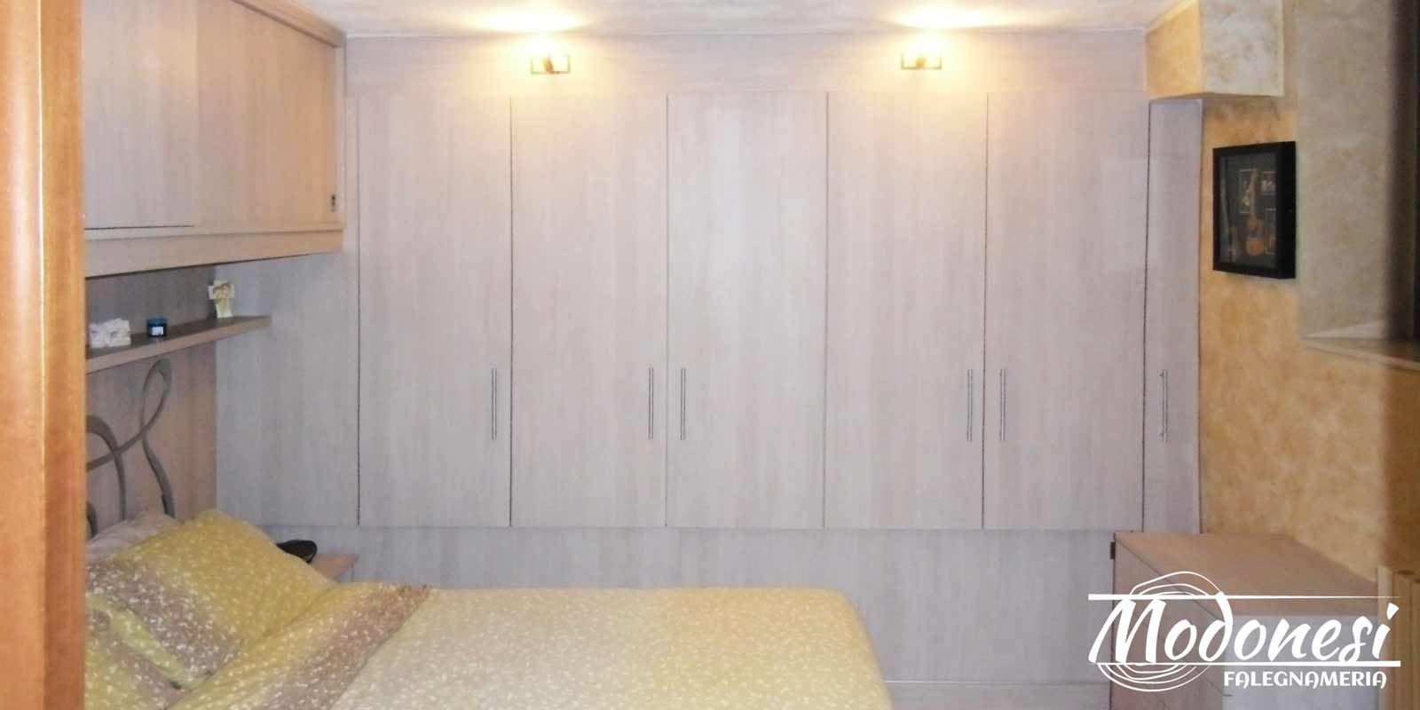 Camera da letto con armadio a ponte e comodino su misura Camera da letto con armadio a ponte e comodino su misura