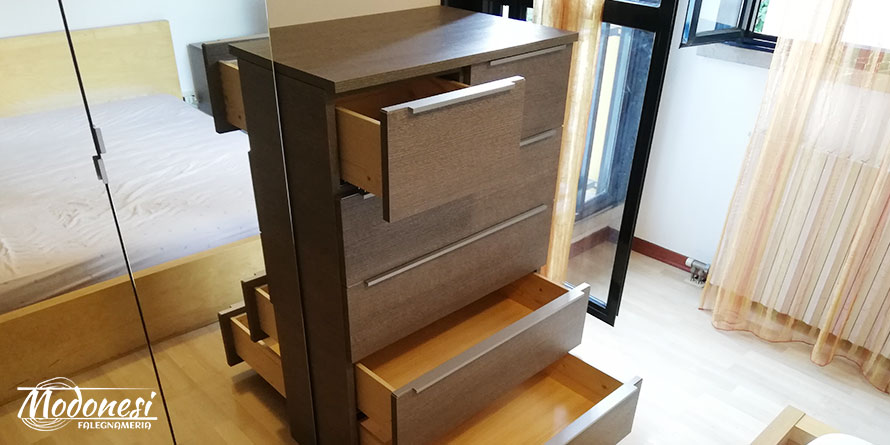 Cassettiere su misura per un appartamento a Settimo Milanese