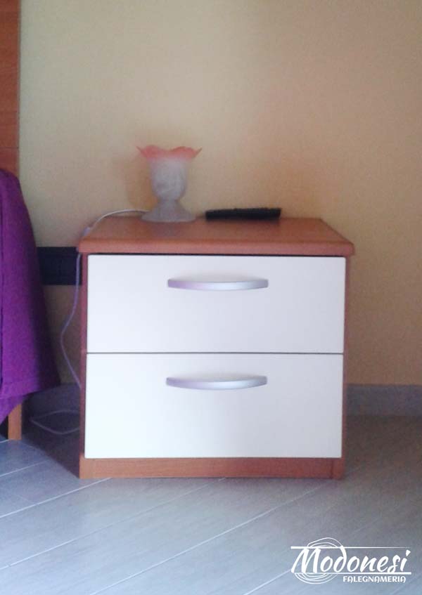 Comodino su misura in legno moderno Comodino su misura in legno moderno