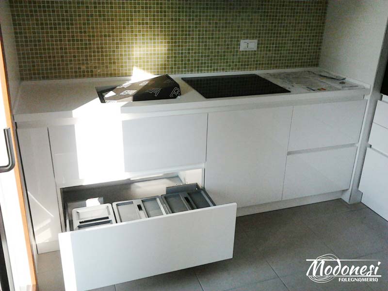 Cucina su misura in legno moderna in corian Cucina su misura in legno moderna in corian