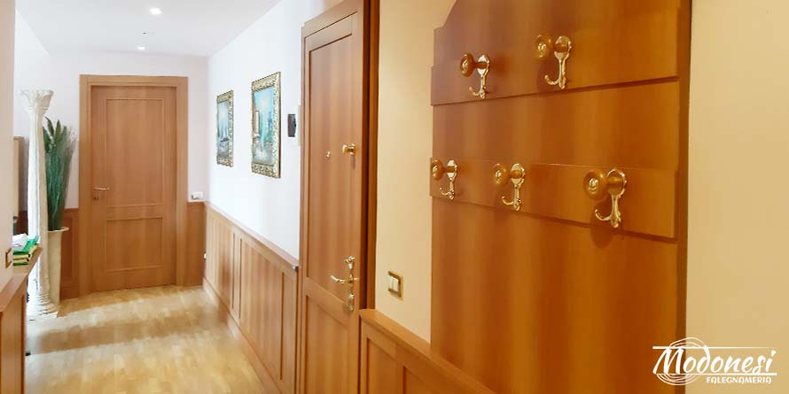 Boiserie bassa in legno per un avvocato di Milano Pero