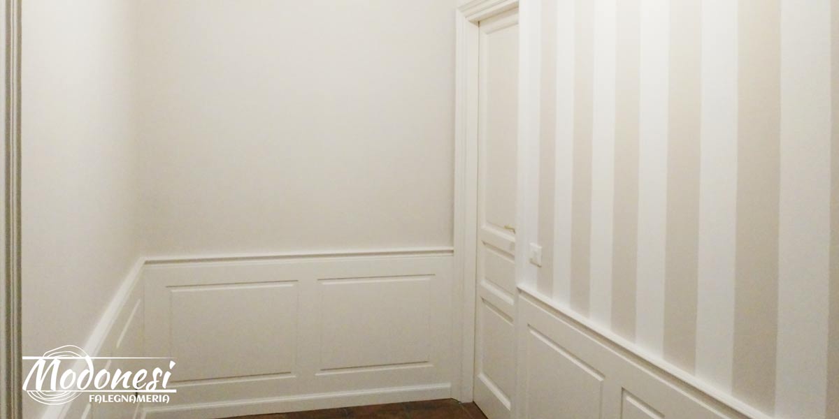 Boiserie bianca su misura per un appartamento di Milano
