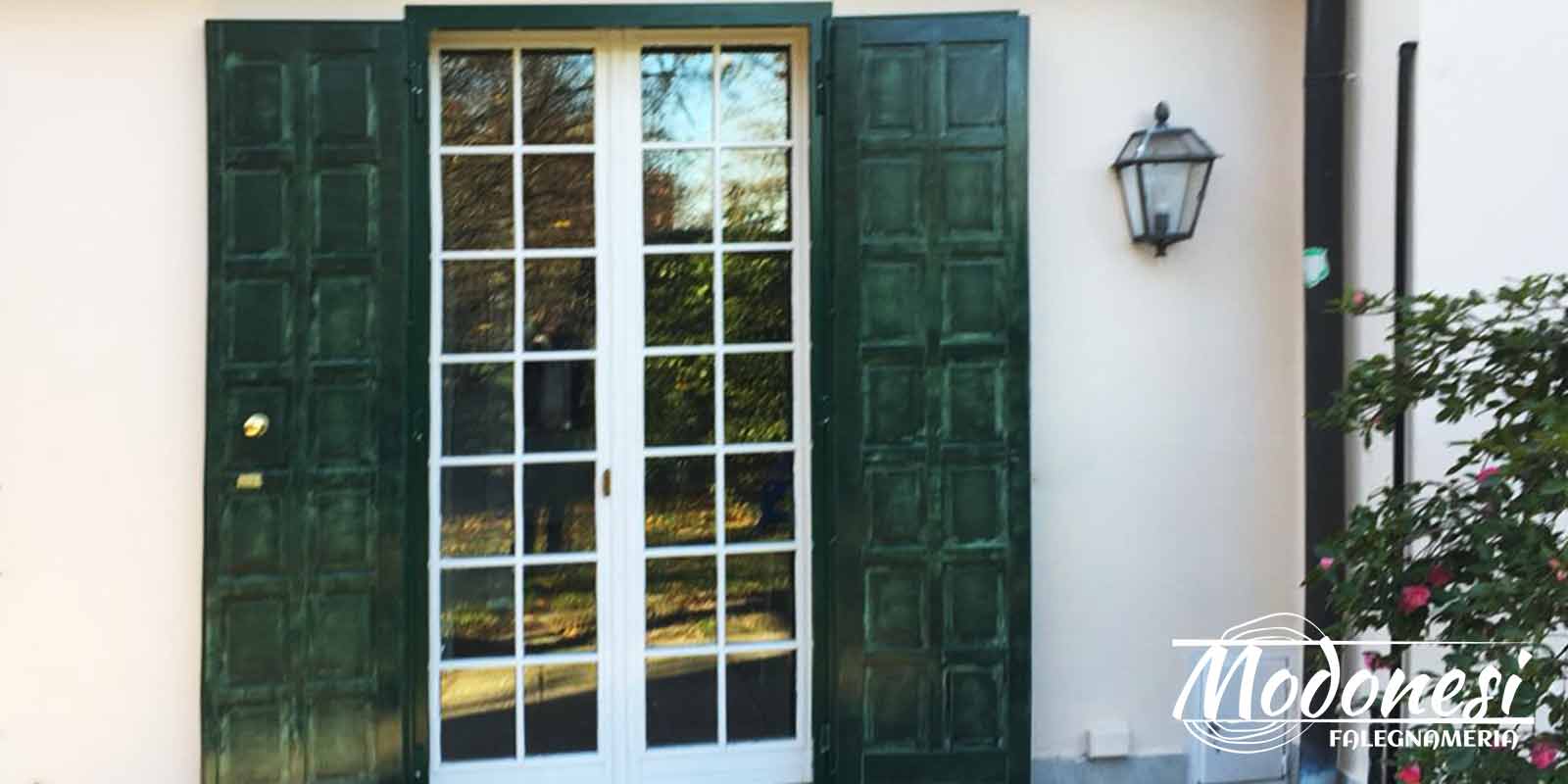 Porte oscuri in stile retrò su misura - Ingresso per giardino in villetta a Buccinasco Porte oscuri in stile retrò su misura