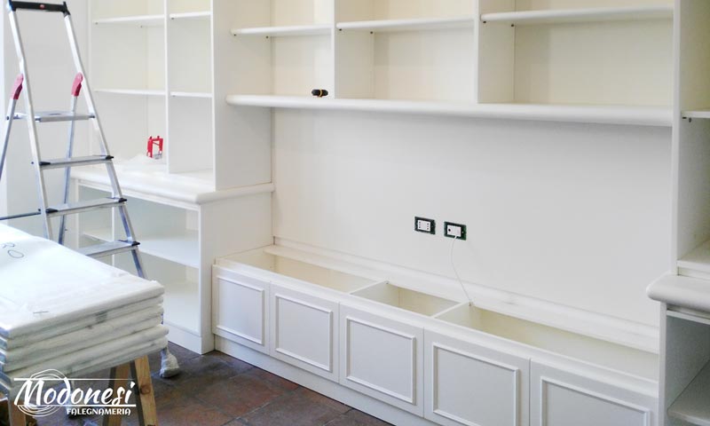 Libreria Boiserie Bianca Modificata In Appartamento A Milano Messa In Opera 02