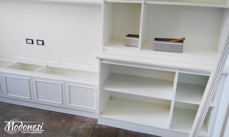Libreria Boiserie Bianca Modificata In Appartamento A Milano Messa In Opera 03