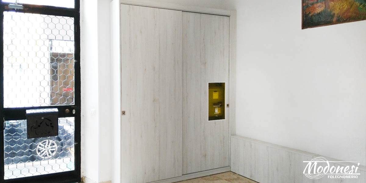 Mobile copri-contatori su misura per un condominio a Milano