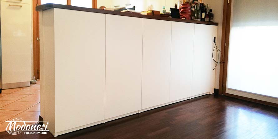 Mobile credenza su misura per un appartamento a Milano