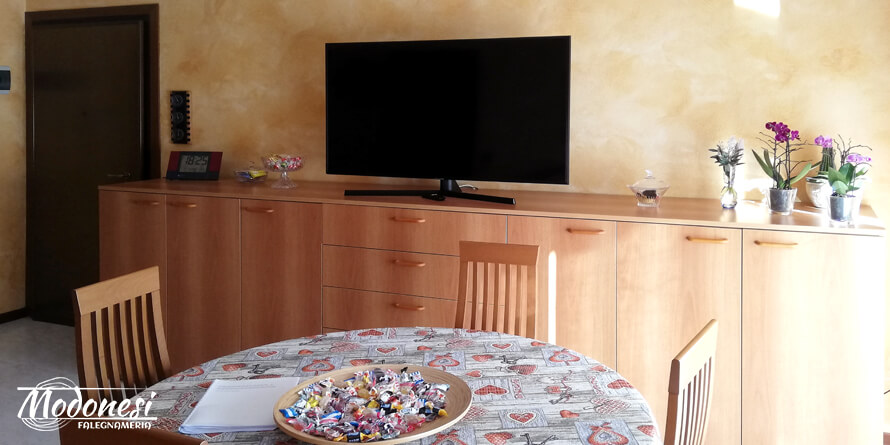 Mobile TV Effetto Noce per un Soggiorno a Pero Milano