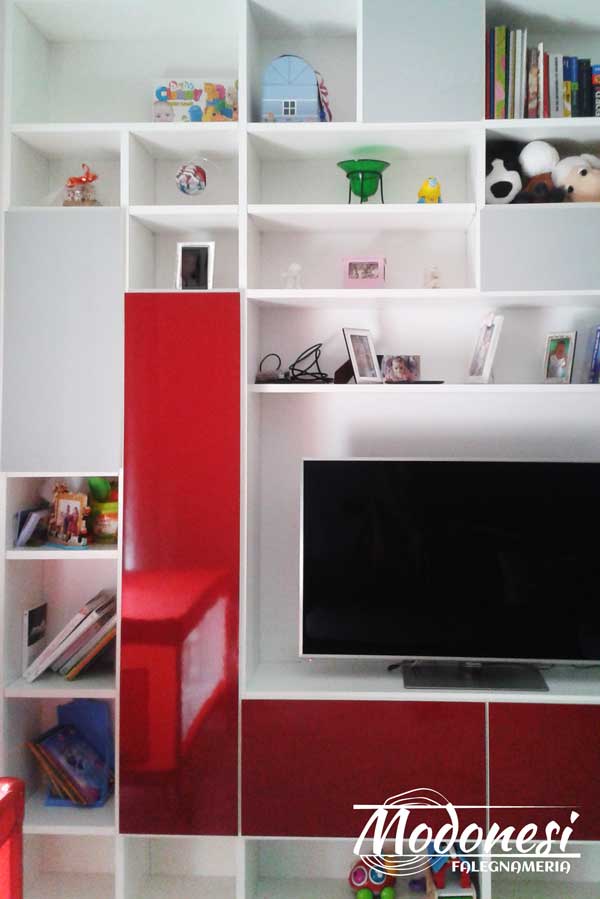 Mobile TV libreria su misura in legno con inserti rossi Mobile TV libreria su misura con inserti rossi